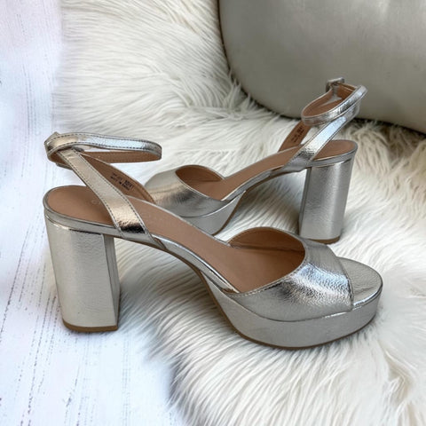 Chinese
Laundry Theresa Platform Sandal in the
"Silver Metallic"